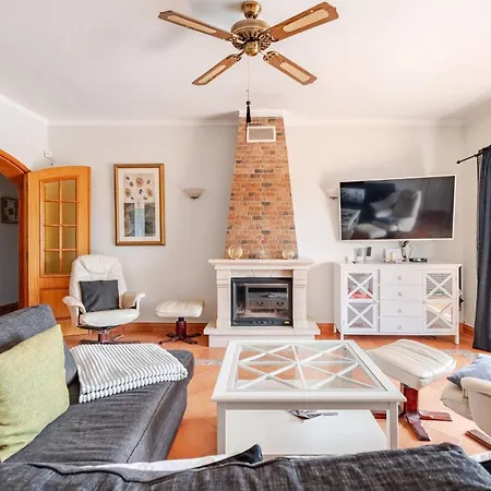 Charming With 3 Bedrooms And Sea View