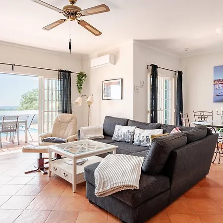 Charming With 3 Bedrooms And Sea View *