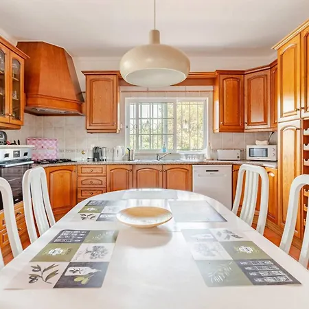 Charming With 3 Bedrooms And Sea View