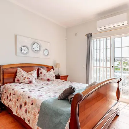 Charming With 3 Bedrooms And Sea View 롤레
