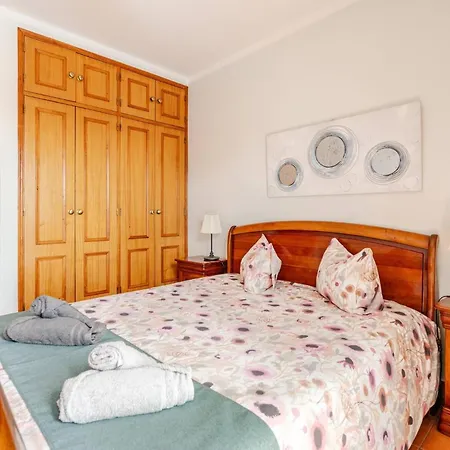Charming With 3 Bedrooms And Sea View 롤레