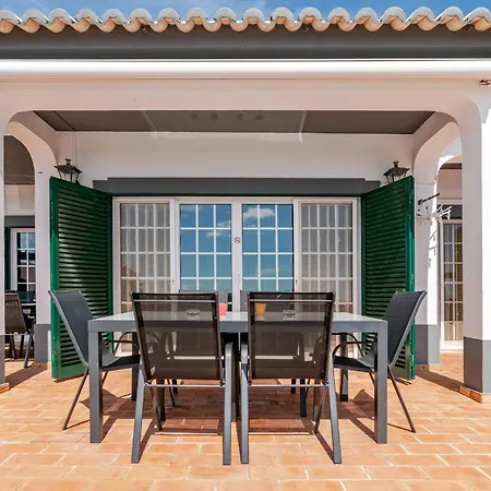 Charming With 3 Bedrooms And Sea View