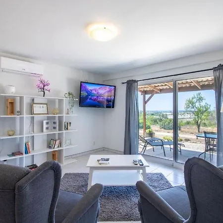 Charming With 3 Bedrooms And Sea View